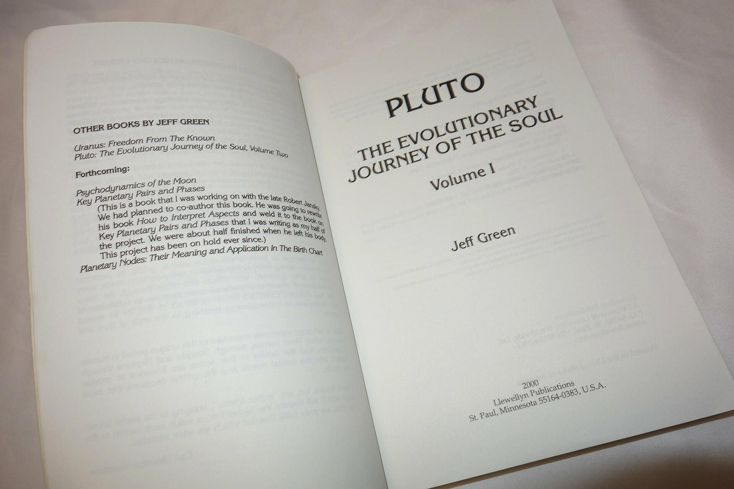 Pluto: The Evolutionary Journey of the Soul, Volume 1 (Llewellyn Modern Astrology Library)